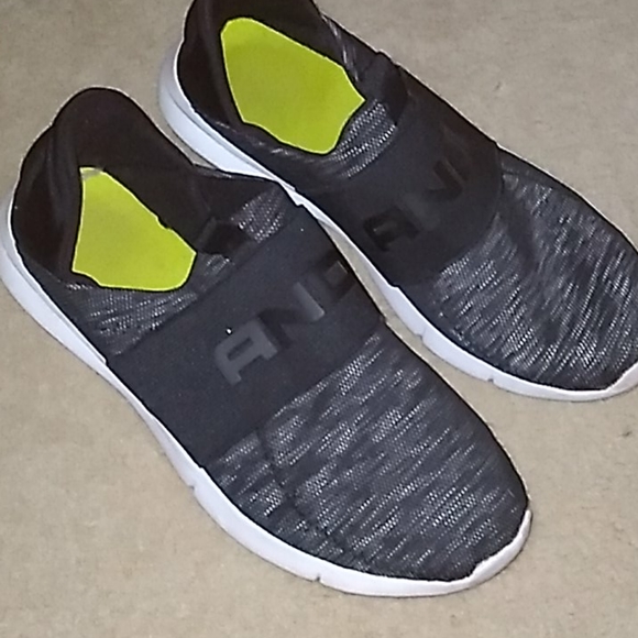 Lebron witness 4 shoes, clothing, and 3 ps4 games - Picture 6 of 12